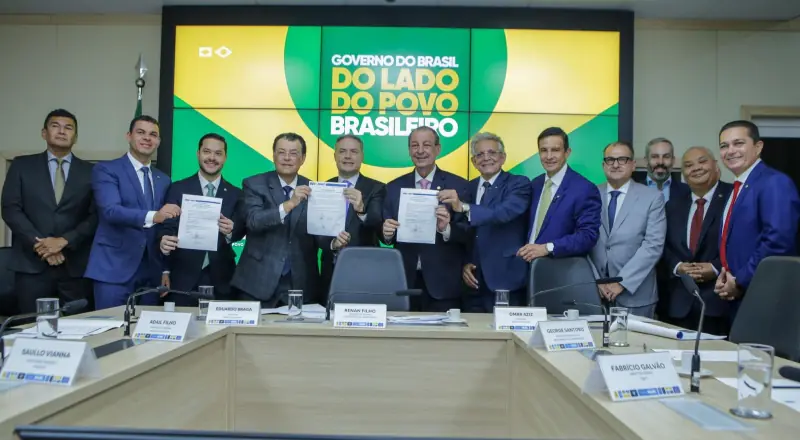 Eduardo Braga celebra anúncio de edital para asfaltamento da BR-319