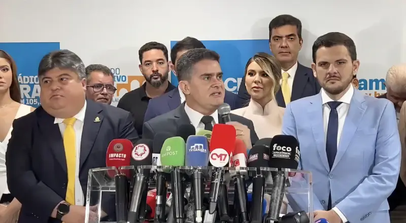 David Almeida oficializa saída da Prefeitura e entrega liderança a Renato Junior