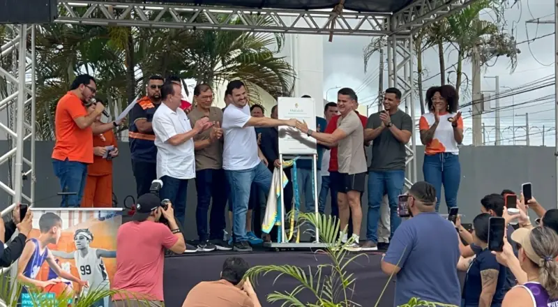 Prefeito David Almeida entrega praça e quadra revitalizadas para a comunidade