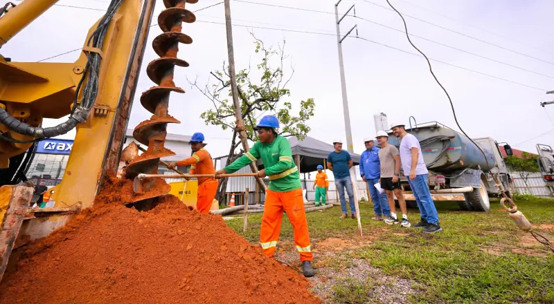 Prefeito David Almeida fiscaliza avanço do quarto complexo viário e mobilidade eficiente
