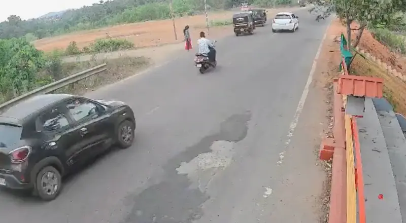 Mulher tenta atravessar estrada movimentada e sofre acidente grave