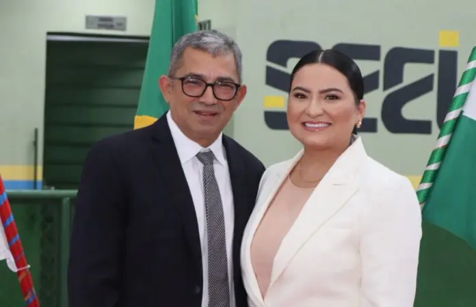 TCE-AM multa Augusto Ferraz e Luana Ferraz por contratações irregulares