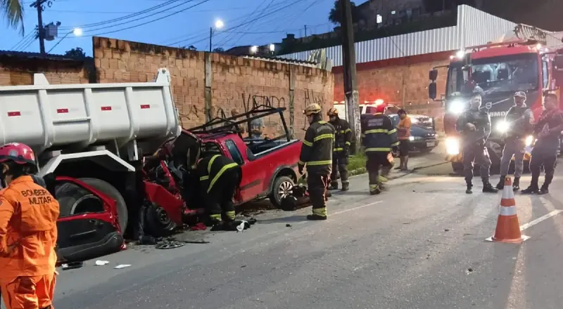 Vídeo mostra acidente gravíssimo entre carro e caçamba: assista agora