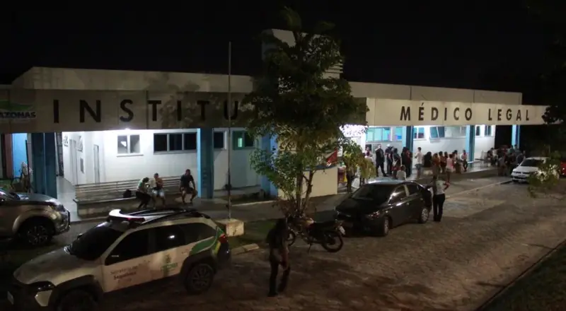 Jovem morre após bater motocicleta contra árvore em Manaus