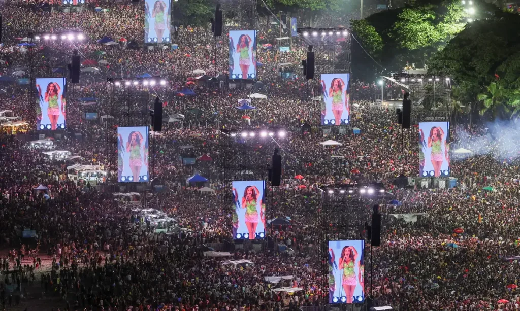 Mais de 2 milhões de pessoas assistem ao show de Shakira em Copacabana: um evento inesquecível.
