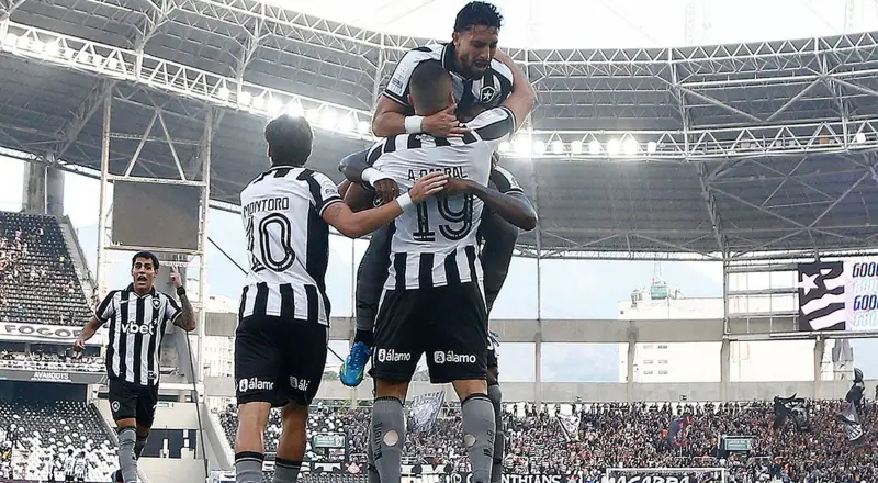 Botafogo vence Corinthians pelo Brasileirão com três gols de Cabral