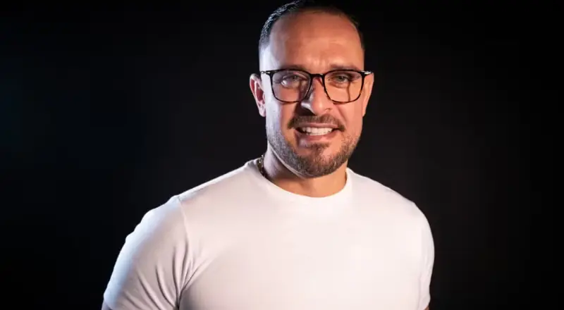 Diogo Nogueira é internado e cancela shows por problemas na voz