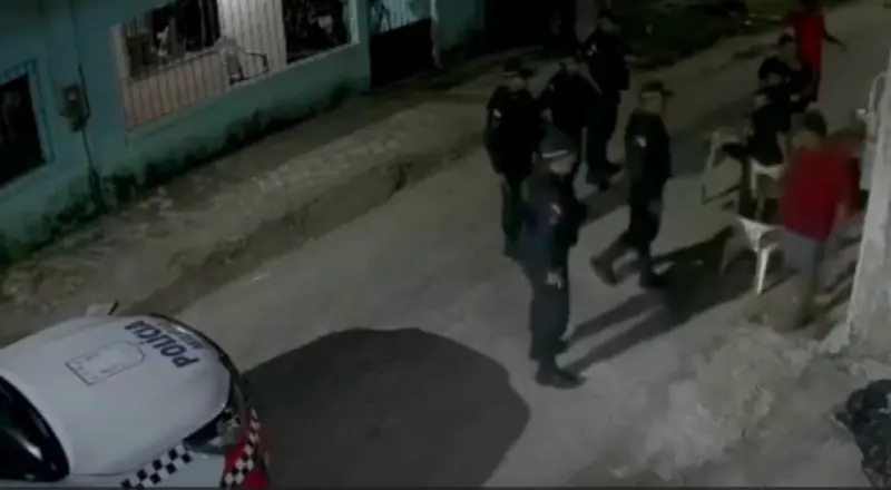 Timing perfeito: PM chega quando música fala da polícia