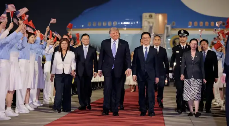 Vídeo de Trump sendo recebido na China ao som de Y.M.C.A é Fake, mas a música foi parte do banquete de Estado