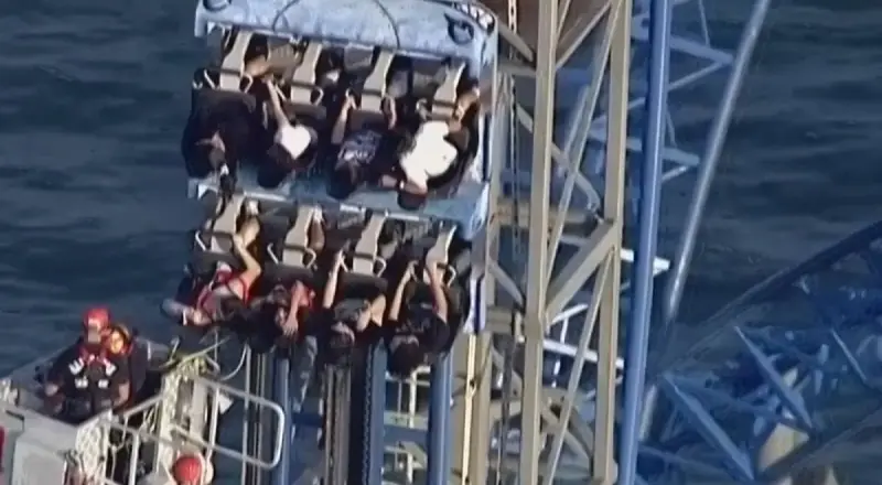 Pessoas ficam presas no topo de montanha-russa; entenda o ocorrido