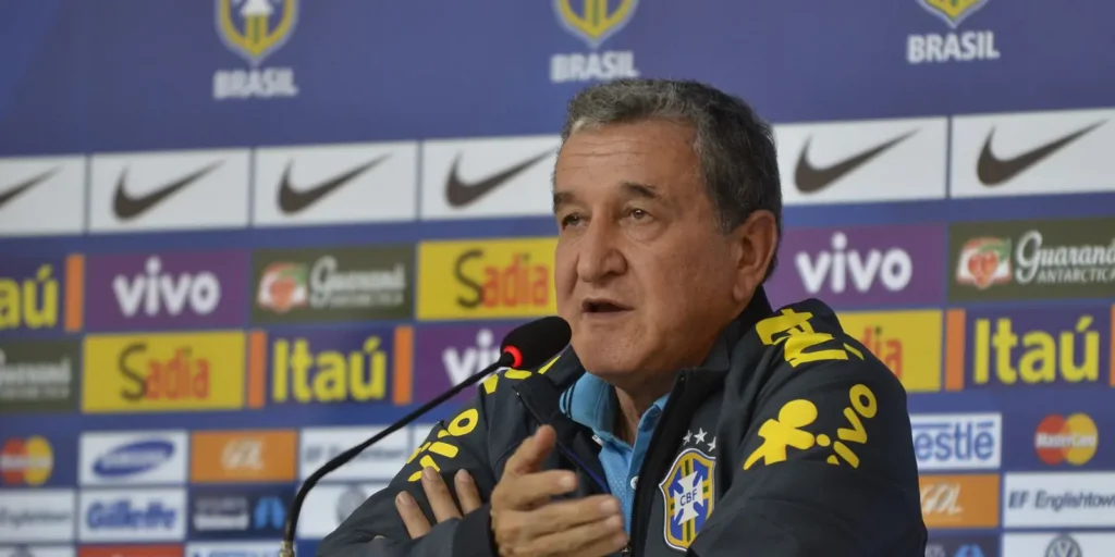 Técnico do Tetra, Parreira apresenta melhora na UTI e esperança