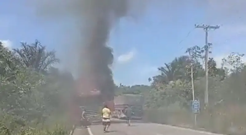 Carreta pega fogo, bloqueio total na BR-174 e feridos registrados