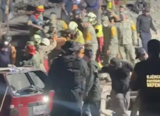 Criança sobrevive a terremoto e espera pela mãe emocionada