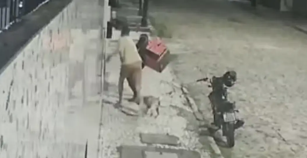 Veja o momento em que sargento da PM atira em entregador no rua