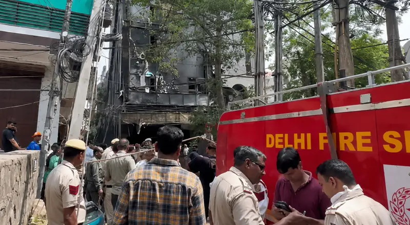 Incêndio em restaurante deixa ao menos 21 mortos na Índia: vídeo impactante