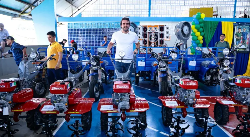 Thiago Abrahim entrega mais de R$ 500 mil em implementos agrícolas
