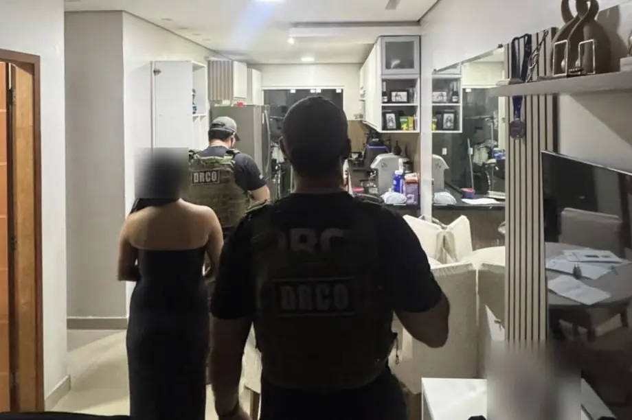 Momento que policial militar é preso durante operação em Manaus