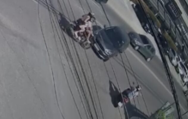 Cenas fortes: motociclista é arremessada em grave acidente