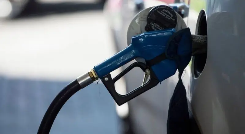 Alta do petróleo faz governo adiar subsídio da gasolina esta semana
