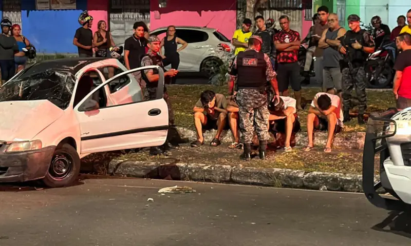 Carro com quatro menores avança sinal vermelho e capota na Avenida Max Teixeira