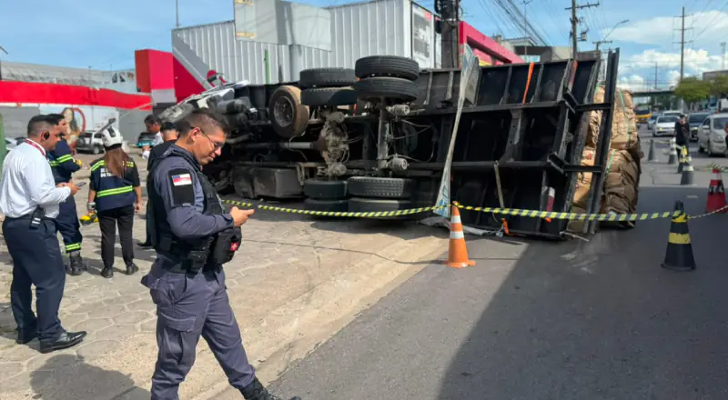 Carreta tomba na Autaz Mirim e provoca caos no trânsito