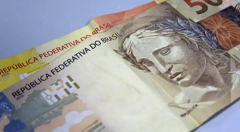 Brasileiros retiram R$ 39,3 bilhões da poupança e impactam economia