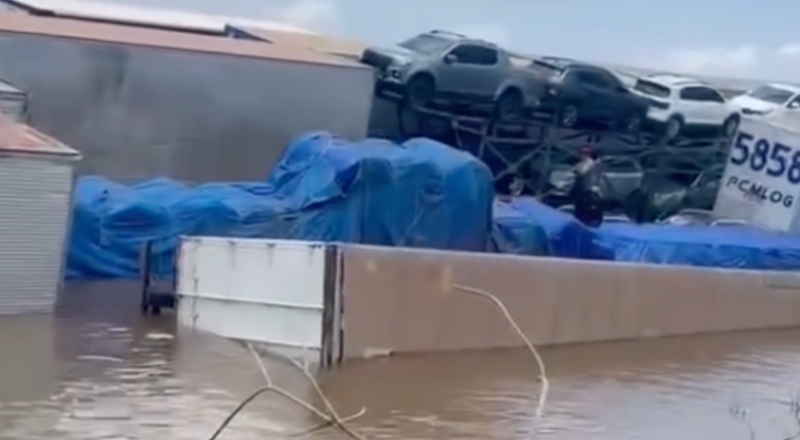 Balsa perde estabilidade, aderna no Rio Amazonas e causa caos em Parintins