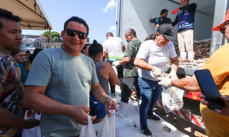 Prefeitura de Manaus distribui 60 mil peixes e apoia população