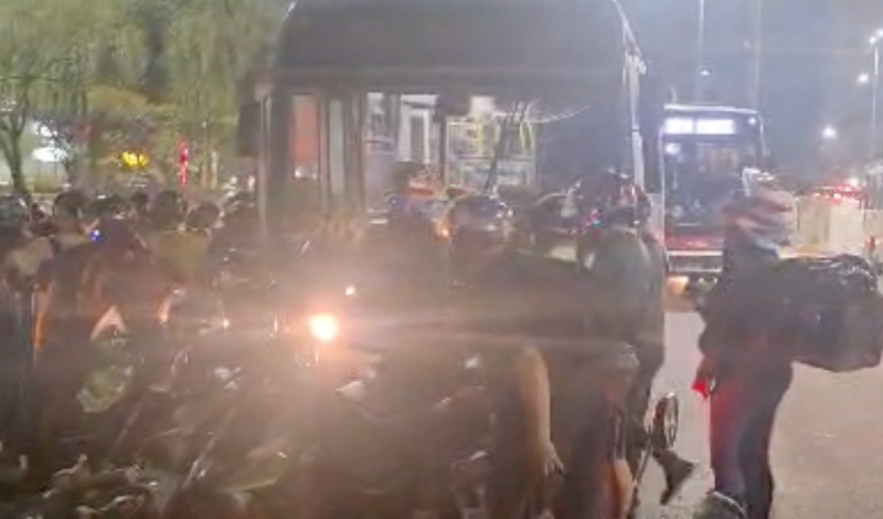 Motociclista fica preso debaixo de ônibus em Manaus após acidente
