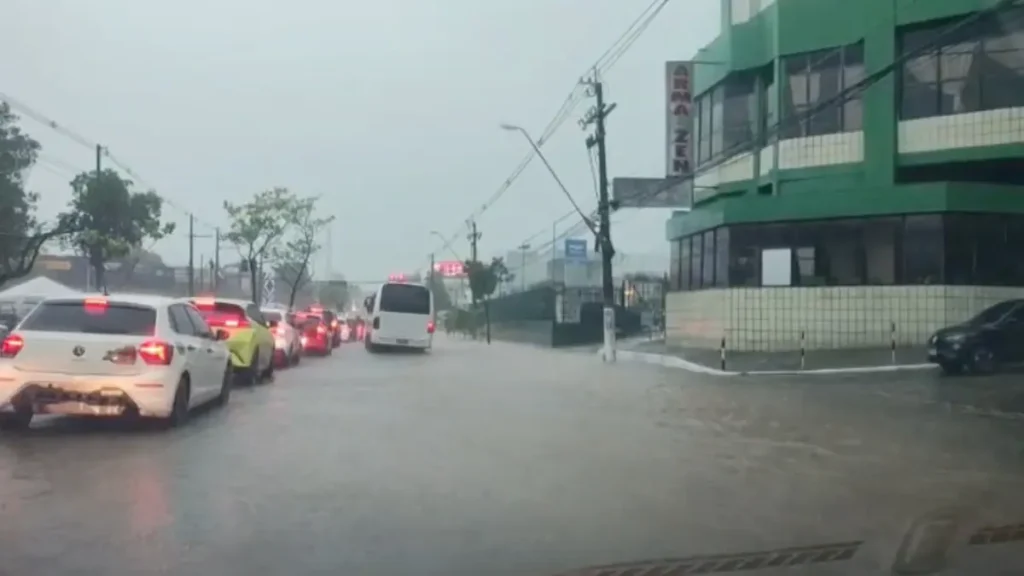 Agora! Chuva intensa causa alagamentos na Djalma Batista