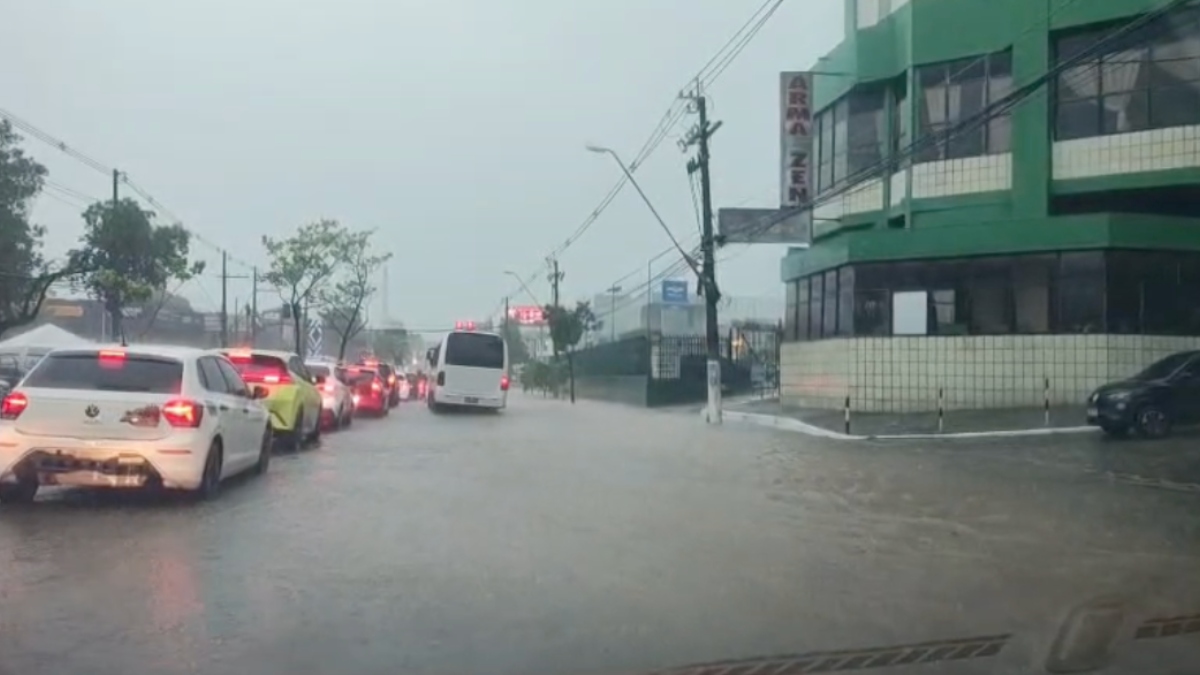Agora! Chuva intensa causa alagamentos na Djalma Batista
