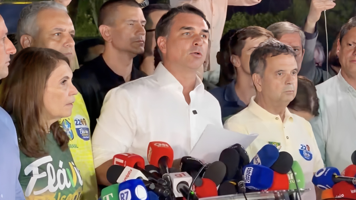 Após polêmica decisão de Zanin, Flávio Bolsonaro pede anulação das eleições