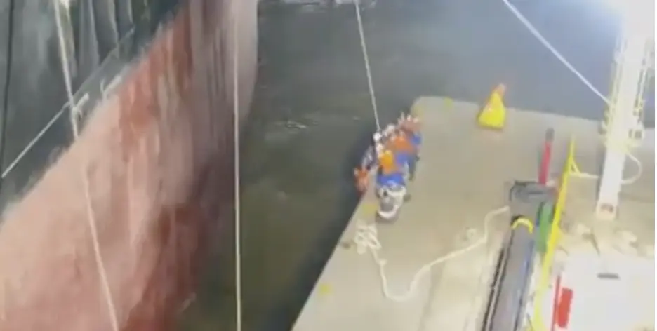 Desespero: pasajeros no ferry-boat afundam e lutam por vida