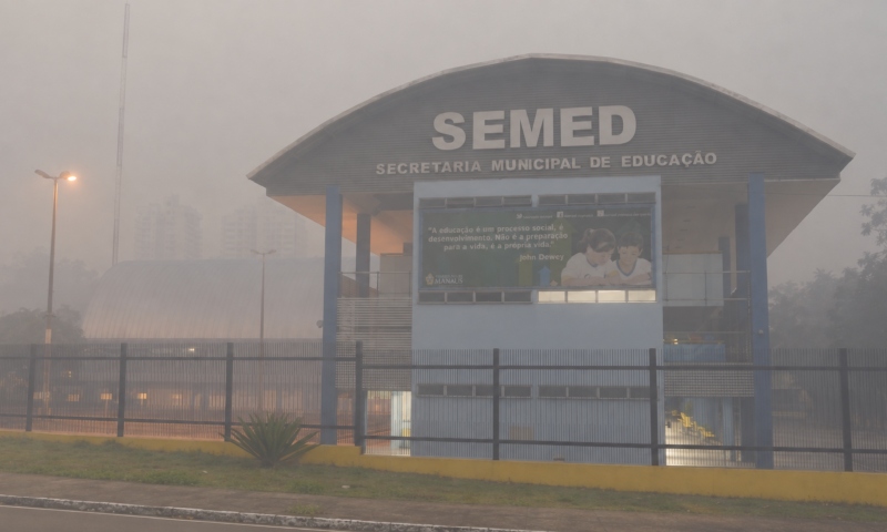 Fumaça não dá trégua e aulas seguem suspensas em Manaus