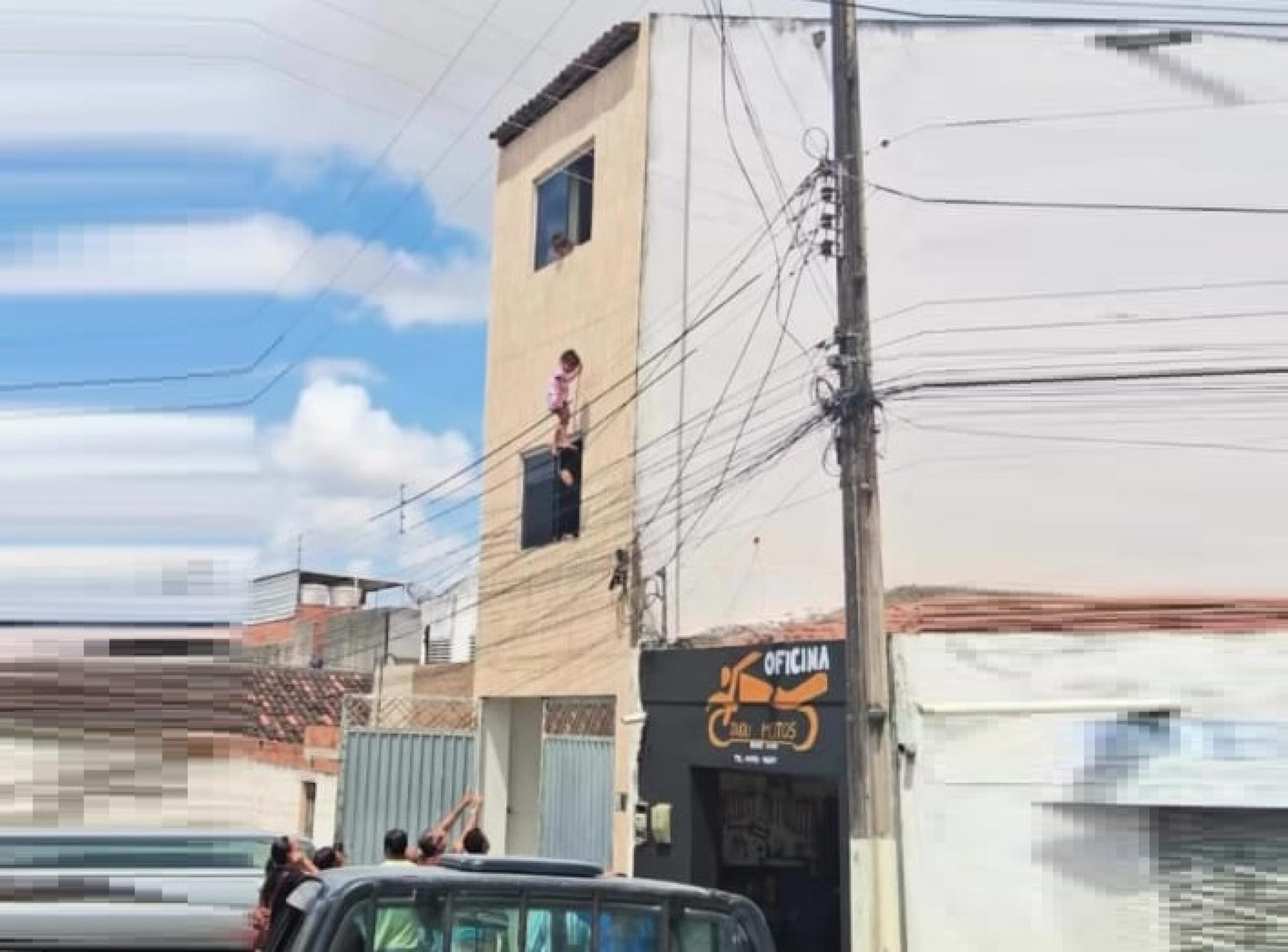 Milagre: PM salva garota de 4 anos de queda em fiação elétrica